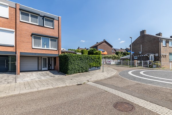 Foto - Te koop: Ruime gemoderniseerde instapklare hoekwoning met veel woonoppervlakte en tuin in de wijk Pronsebroek te Heerlen